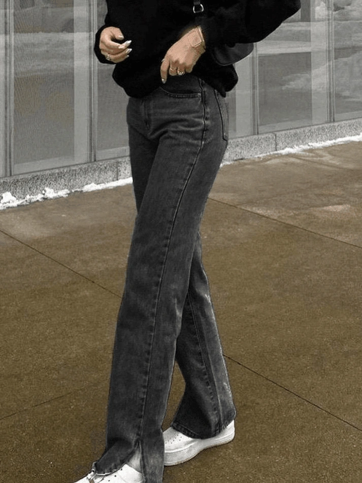 Verwaschene Boyfriend-Jeans mit Schlitz: Dein lässiger Look für sonnige Tage!